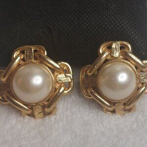 Vintage Women's Fashion Gold Tone Faux Pearl Clip Earrings